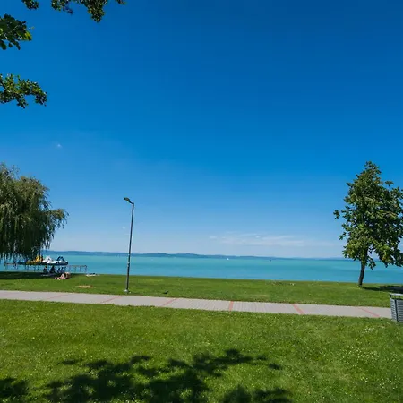 Myflat Golden Beachfront Family Apartment *