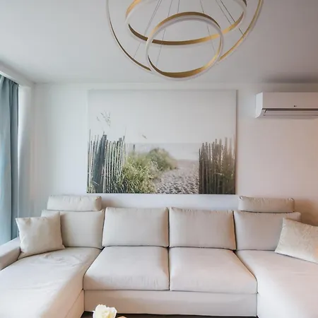Myflat Golden Beachfront Family Apartment