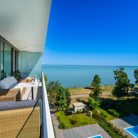 Myflat Wave Golden Beachfront Family Apartment *